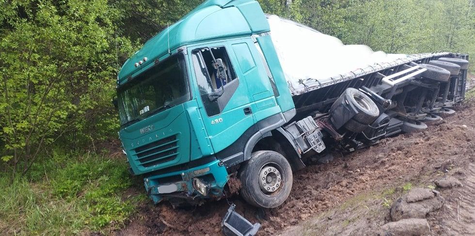 Под Островцом не разъехались большегрузы. Один из них съехал в кювет, утянув за собой трактор ремонтников