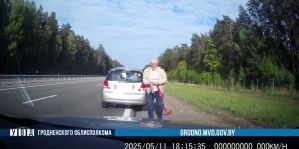 На трассе М6 гродненец встретил наряд ГАИ и попросил отбуксировать авто. Ему помогли