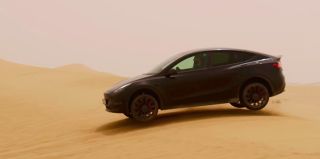 Tesla протестировала свои электромобили в пустыне при +51°С. Грядут новые батареи?