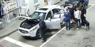 На границе внимание служебной собаки привлёк пассажир Infiniti. Что странного? Семейная пара возвращается из Литвы. Но это не всё
