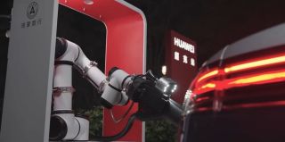 Человек не нужен. Компания Huawei представила автоматическую зарядку для электромобилей