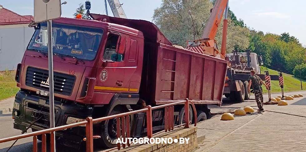 Тяжелый МАЗ провалился в асфальт – тянули 2 кранами. Видео из Гродно