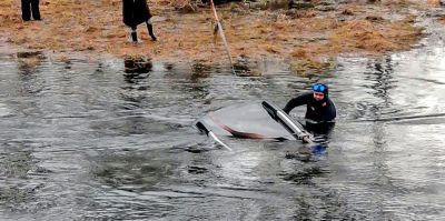Под Лидой водолазы вытягивали из реки Renault Duster. Водитель не справилась с управлением и поехала в воду