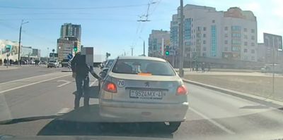 Выскочил и побежал открывать дверь в чужой машине: очередной "учитель" в Гродно пытался объяснить водителю свои ПДД