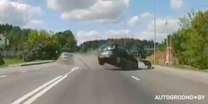Жесткая авария на окраине Гродно попала на видео: "Вот почему нужно смотреть в зеркала"