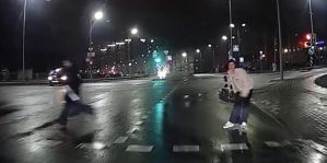 Таких ситуаций с пешеходами боится любой водитель. Видео