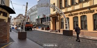 Фотофакт: на Советской в Гродно устанавливают цветочные арки