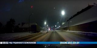 Если вы видите автомобиль ГАИ с включенными маячками, возможно, он едет за вами. А гродненка не знала, что нужно остановиться