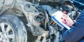 Оценщик авто принял "благодарность" от клиента: пакет с коньяком, банкой икры и форелью. Осудили обоих