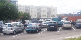 На одной из парковок у ж/д вокзала изменили организацию движения. ГАИ Гродно спрашивает мнение водителей