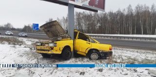 Серьезная авария на М6: AUDI сложило пополам о билборд. Молодой водитель в БСМП