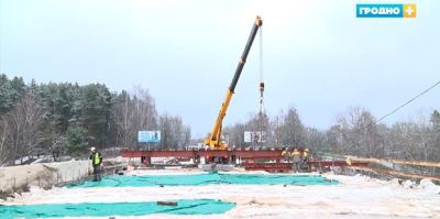 На Поповичском мосту строители приступили к устройству тротуарной плиты