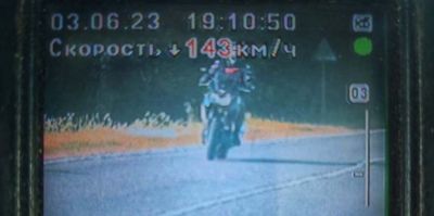 Мотоциклист разогнался до 143 км/ч при разрешенных 90. Но это не рекорд 2023