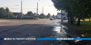 На площади Декабристов в Гродно под колеса легковушки попала женщина. Есть видео наезда