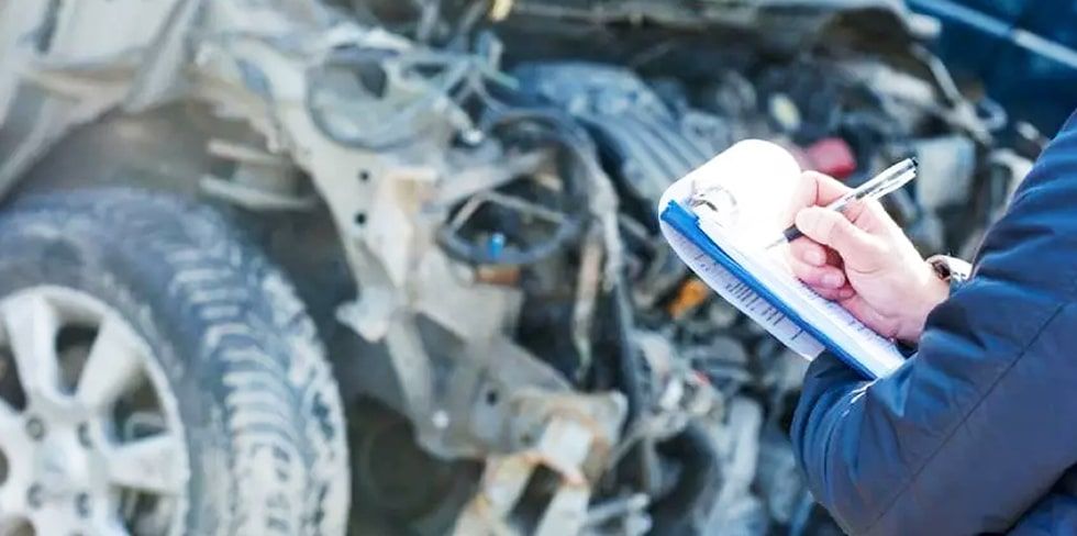 Оценщик авто принял "благодарность" от клиента: пакет с коньяком, банкой икры и форелью. Осудили обоих