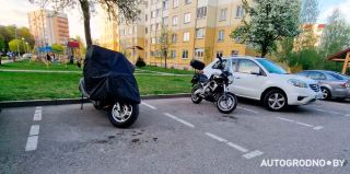 Это нормально? Во дворе многоэтажки мотоциклы ставят на отдельные машиноместа