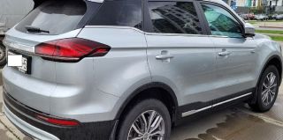 Белорус купил новый Geely Atlas и не выезжает из сервиса. Завод: "Дефекты связаны с условиями эксплуатации"