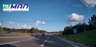 На трассе М6 на обочине стоял лось. Сначала позировал, а потом сорвался с места. Хорошо, что не на дорогу