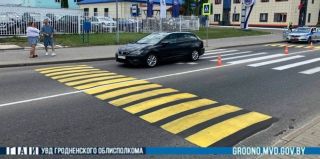В Щучине на пешеходном переходе одна женщина сбила другую. Нет внимательности – и лежачий не поможет