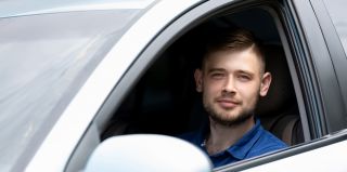 "К вам приедет Александр в возрасте до 35 лет на Volkswagen Polo". Составлен портрет водителя такси