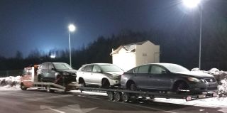 В Беларусь не смог въехать грузовик, перевозивший авто. Проблема оказалась в прицепе