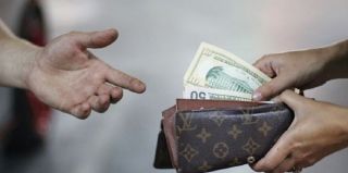 Рассчитался за ремонт авто валютой, но есть претензии. Поможет ли в этом случае налоговая?