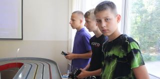 В Гродно дети работают с инструментами, собирают модели автомобилей и гоняют на них по трассе
