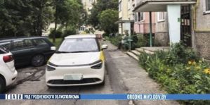 Во дворе на Домбровского под колеса автомобиля такси попала пенсионерка