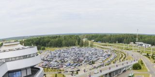Платные парковки в аэропорту Минска переполнены: на каком транспорте можно доехать