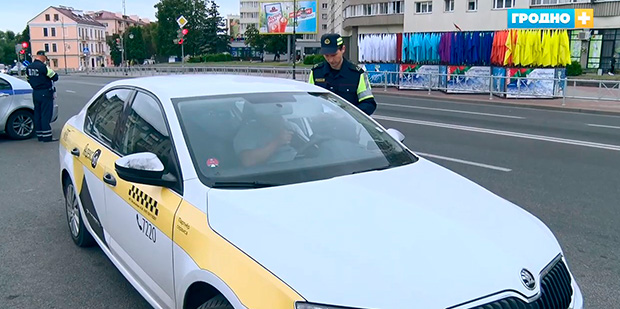 Нужно ли пристегиваться пассажирам в такси. Кто платит штраф?
