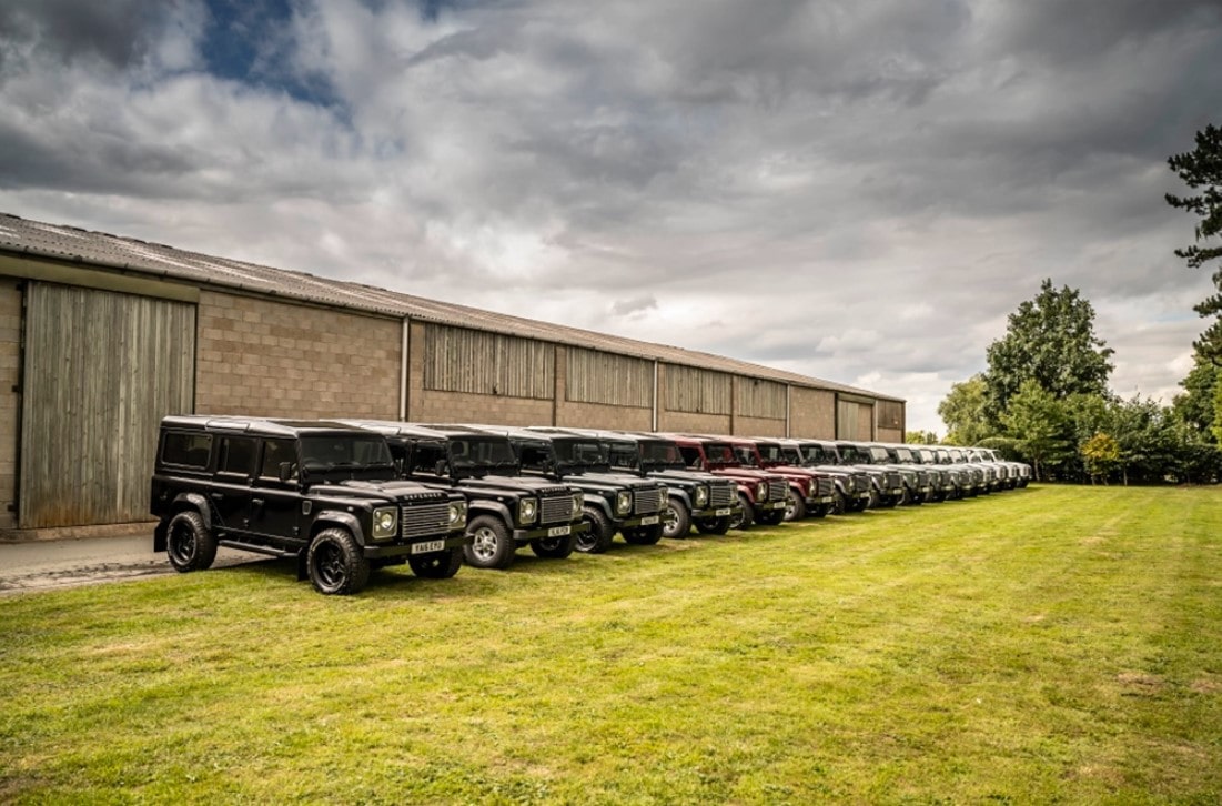Британец купил 200 автомобилей Land Rover Defender в 2015 году до того, как они были сняты с производства, поставил их на хранение и теперь продает по заоблачным ценам