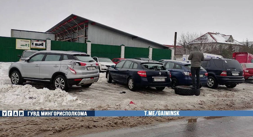 В Минске у МАЗа на ходу отвалились два колеса – разбито четыре автомобиля, в том числе и с гродненского региона