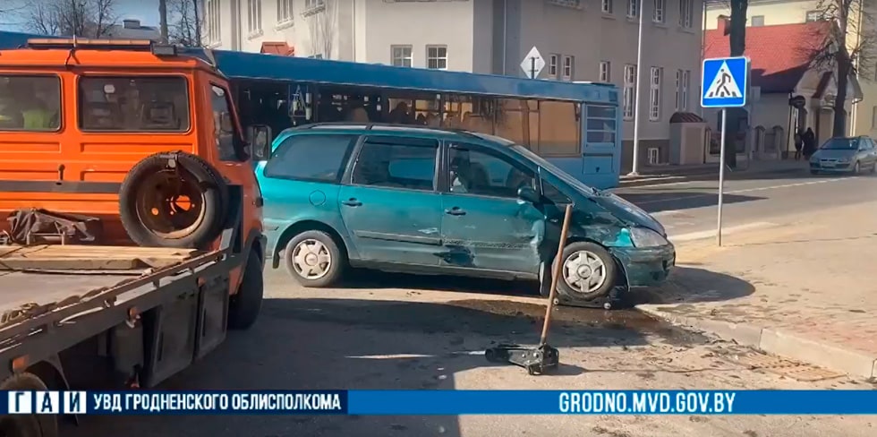 В центре Гродно гостья города не заметила знак "Уступить дорогу". Ее Ford покинул перекресток на эвакуаторе