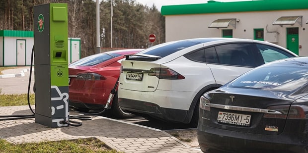stud tesla 02 min
