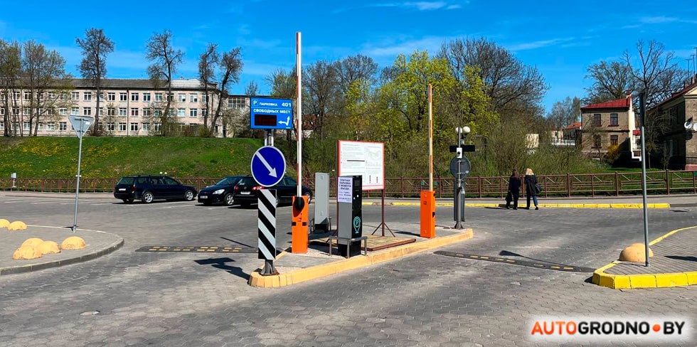 На платной парковке в центре Гродно поднялись шлагбаумы и потухло табло. Что это значит?