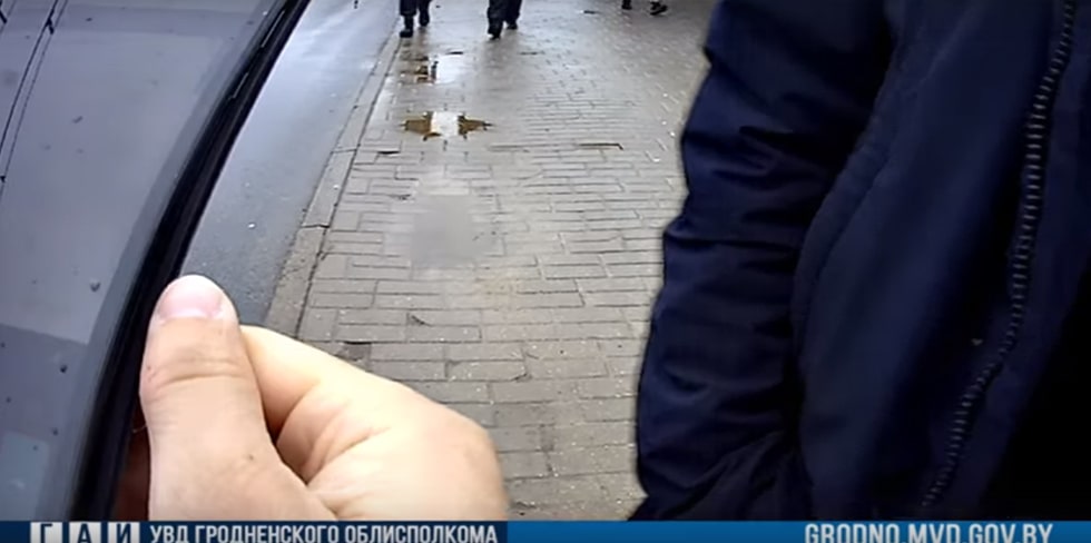 Странный пешеход вышел на дорогу перед троллейбусом на Славинского. Зачем? Пояснять отказался