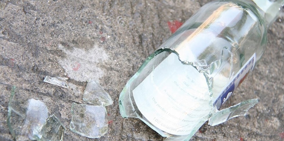 В Гродно пьяная женщина выбросила в окно бутылку и попала в припаркованный возле подъезда автомобиль
