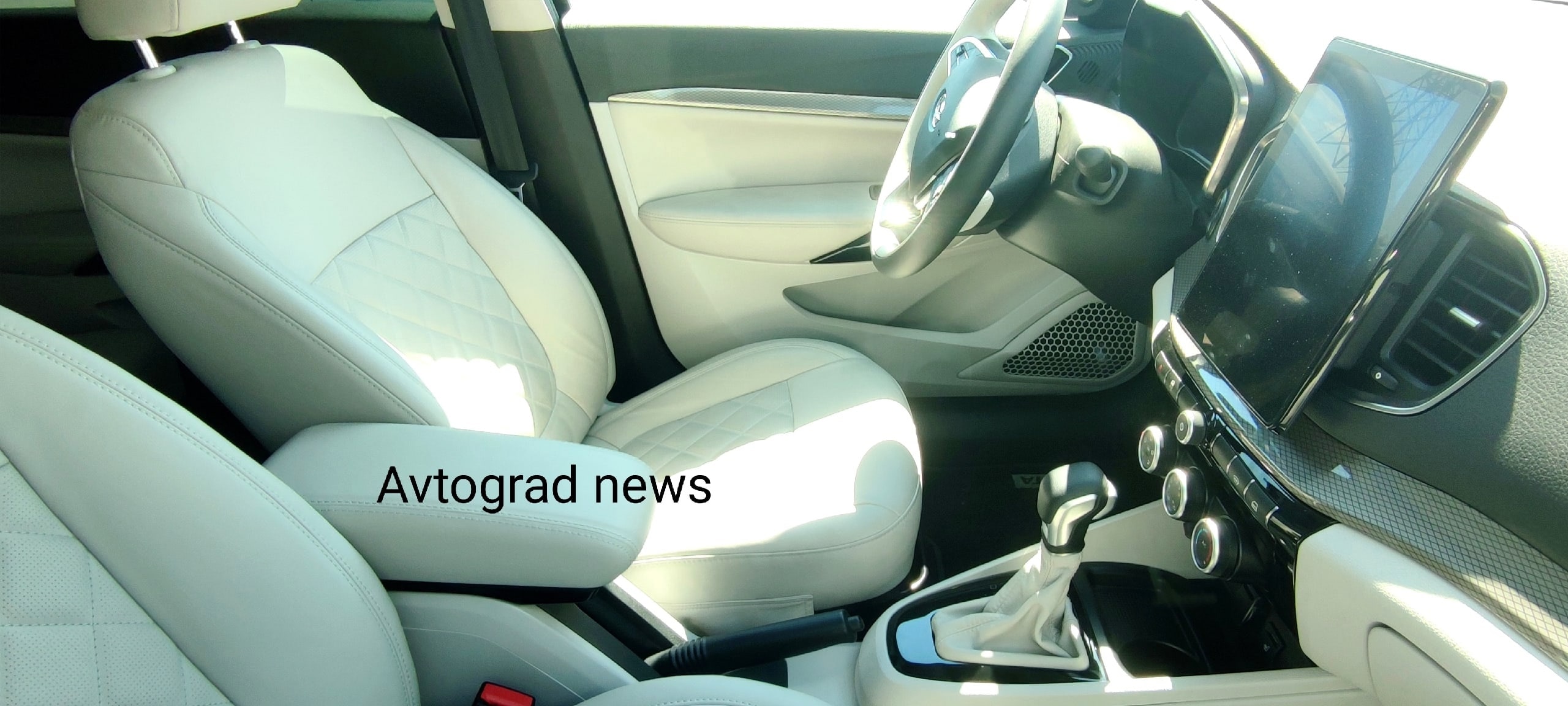 Россияне показали авто для своих чиновников – Lada Aurus будет такой