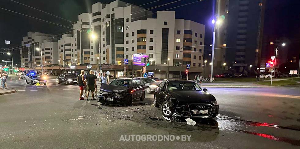 На видео попала вечерняя авария у "Туриста" в Гродно