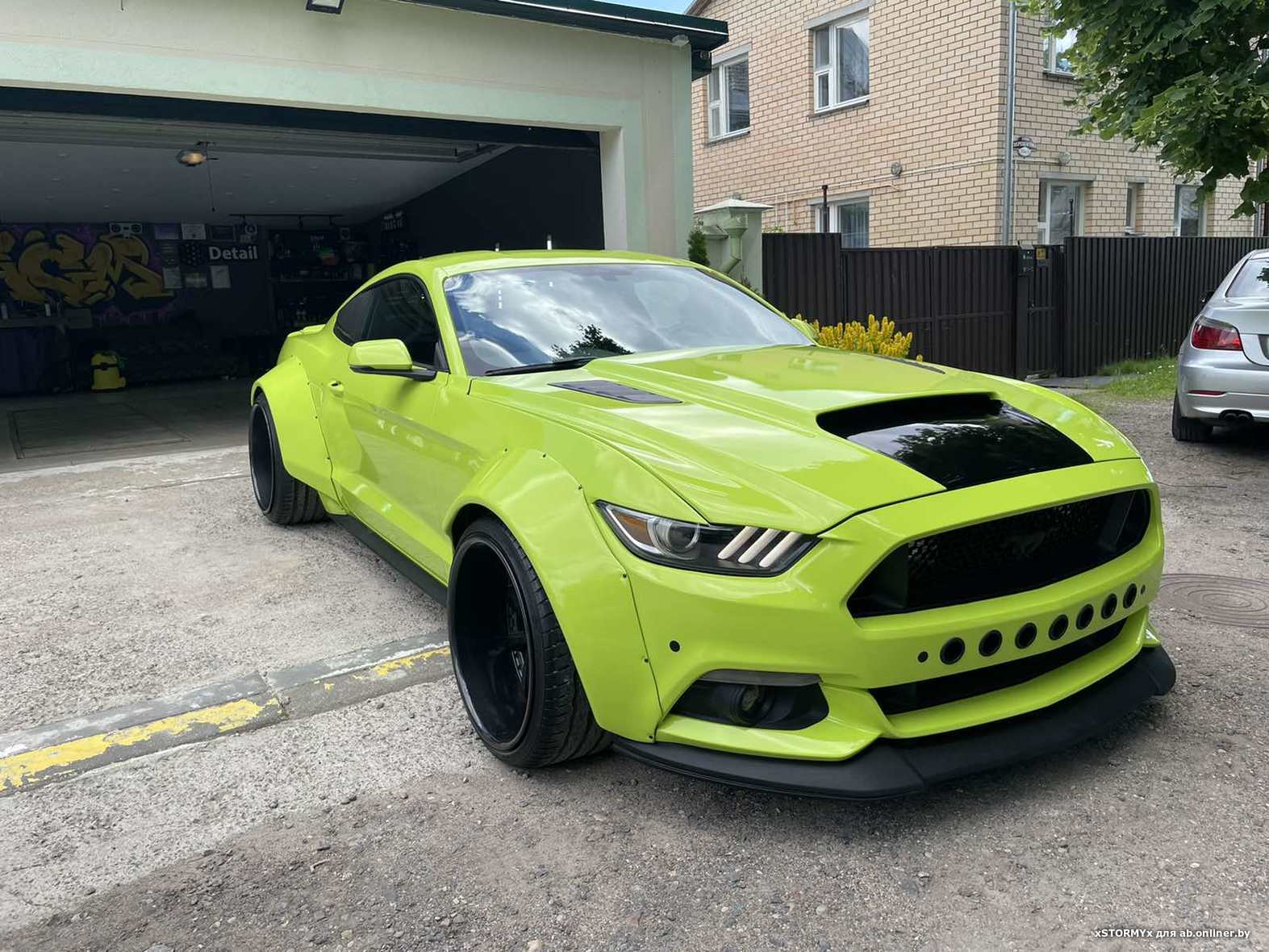 Крутой белорусский Ford Mustang найден заброшенным во дворах Минска