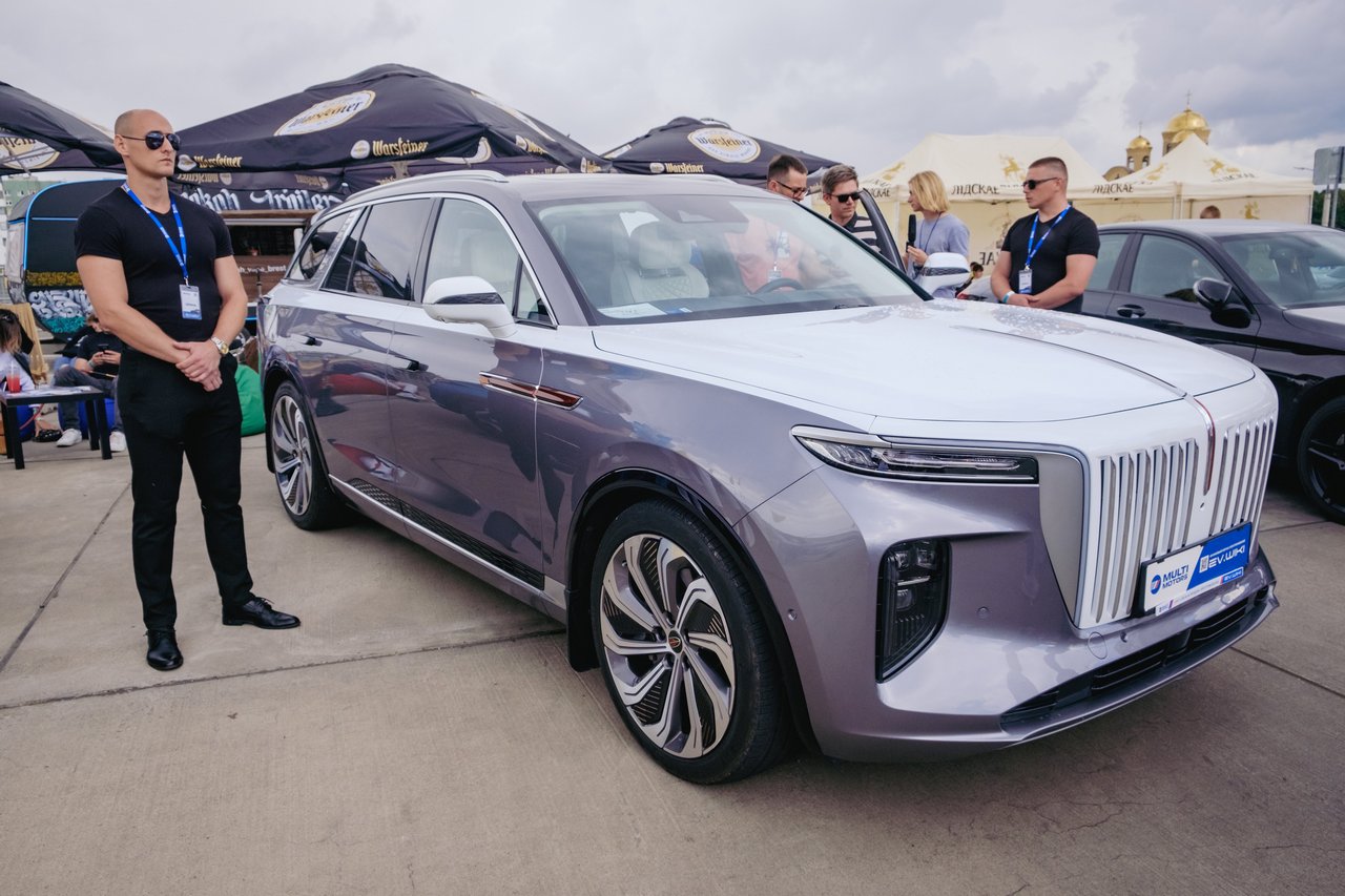 Hongqi E-HS9