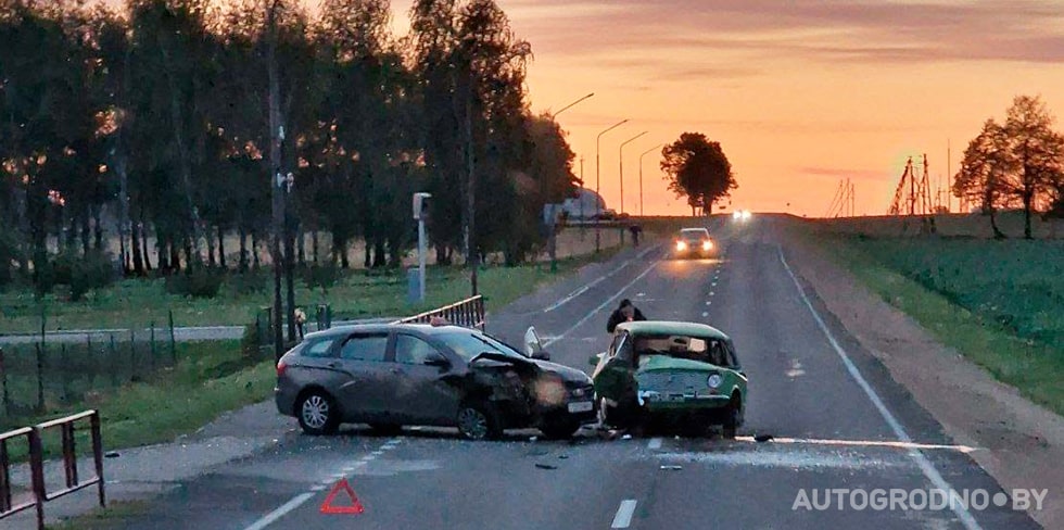 Под Гродно такси выехало в лоб "Жигулям". У девушки за рулем "закружилась голова и потемнело в глазах"
