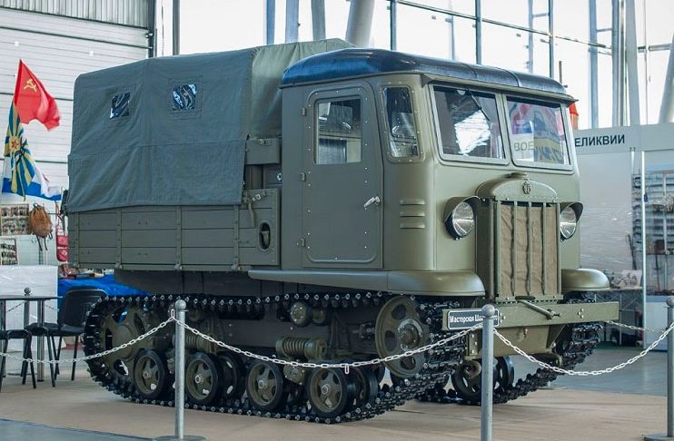 Из реки вблизи Мостов вытягивают тягач СТЗ-5 времен войны