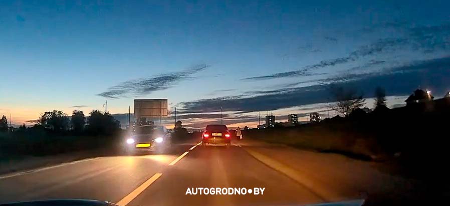 Водитель BMW X5 промчался по обочине в Гродно и едва не лишил жизни женщину