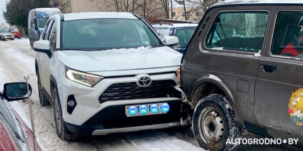 Скользкая авария попала на видео: "Когда ты уже ничего не можешь сделать"