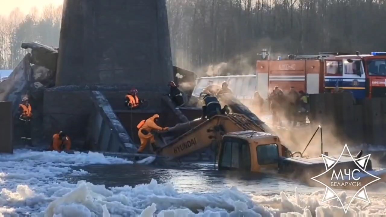 В Лидском районе обрушился пролет неэксплуатируемого моста через реку Неман