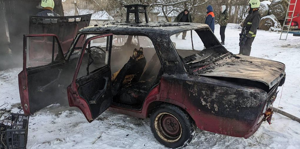 В гараже загорелись "Жигули". Причина банальна: возле печки-буржуйки находился склад горючих материалов