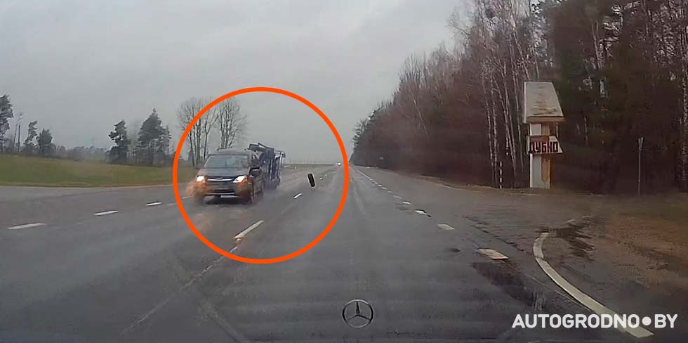 Вот это прилет: гродненец еле увернулся от встречного колеса под Гродно. А второй водитель не успел