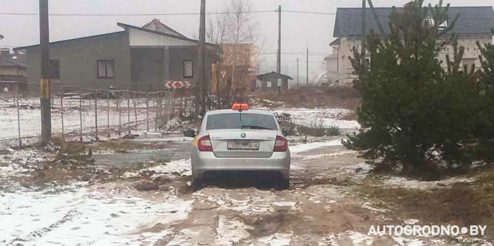 "С 12 ночи сижу в болоте. Помогите": водитель такси не может выехать из Барановичей и ищет полноприводные внедорожники
