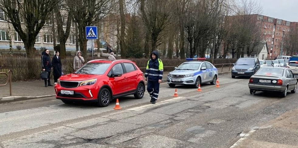 В Лиде ребенка сбили на переходе у школы: он выскочил прямо перед автомобилем. Есть видео
